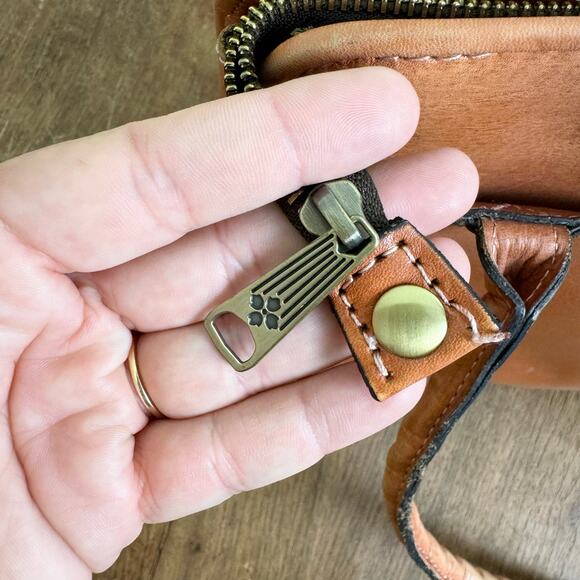 Patricia Nash VINTAGE Tooled leather tan Shoulder bag Purse & Scarf DAMAGED READ - Picture 10 of 16